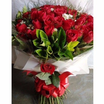 Buquê de 60 botões de rosas vermelhas