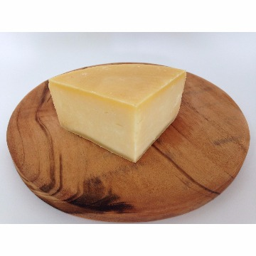 Pedaço de Queijo da Canastra - Fazenda Capão Grande