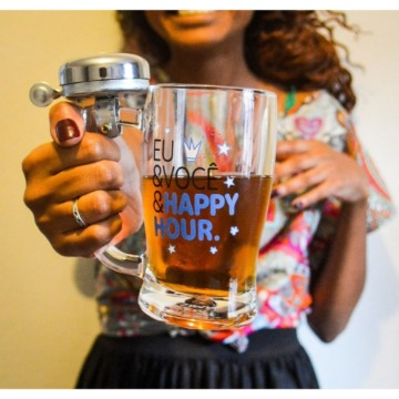Caneca de Chopp com Campainha Eu & Você e Happy Hour.